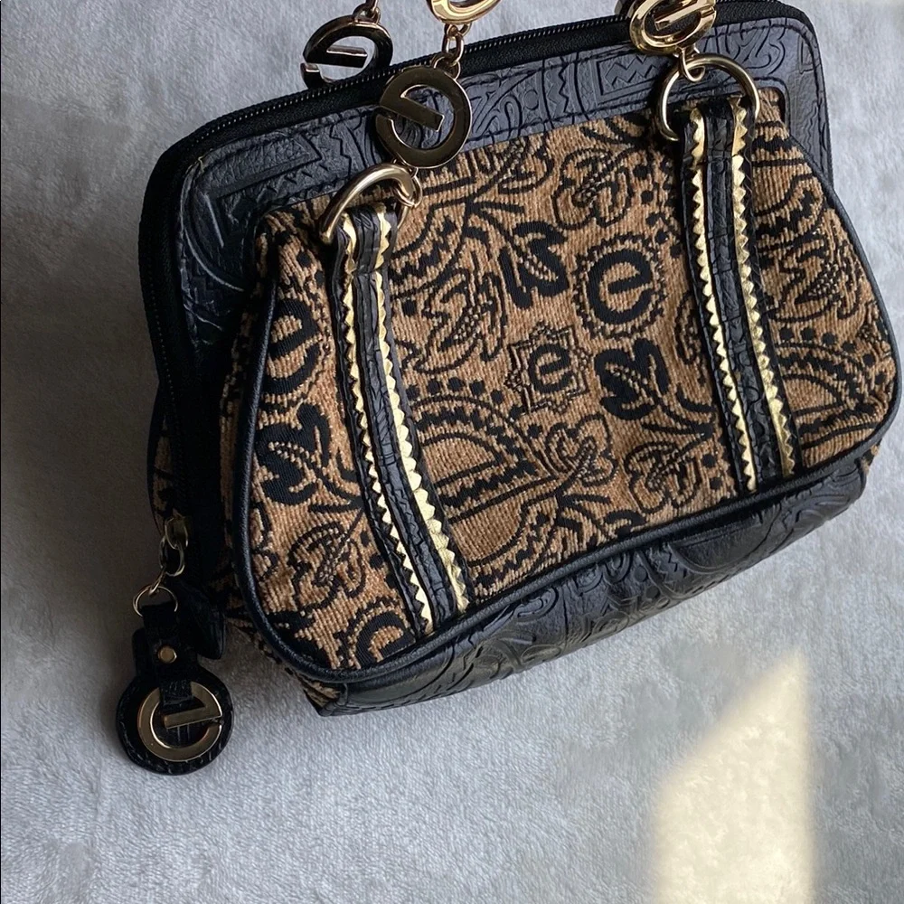 Vintage Black and Tan Shoulder Bag with Classic Elegance - Picture 6 of 7